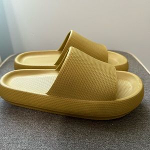 PILLOWSLIDES IN KHAKI SIZE 40-41